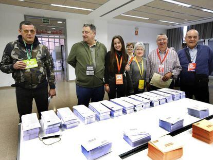 Apoderats dels partits polítics en una mesa electoral de Terrassa. 