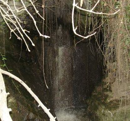 Un tramo de la tuber&iacute;a que discurre por La Herrer&iacute;a formando una cascada de aguas residuales.