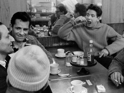  Larry Rivers (1923 - 2002), Jack Kerouac (1922 - 1967), Gregory Corso (1930 - 2001),  David Amram y Allen Ginsberg (1926 - 1997) en Nueva York en los 50.