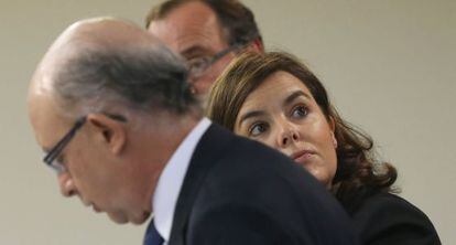 El ministro de Hacienda, Cristóbal Montoro, junto a la vicepresidenta, Soraya Sáenz de Santamaría.