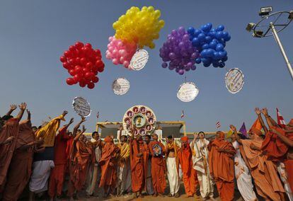 Sacerdotes hindúes sueltan globos para dar comienzo a cinco días de oración por la paz mundial en un templo de Ahmedabad, India.