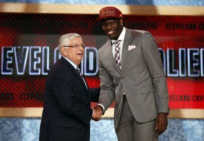 El comisionado David Stern y Anthony Bennett.