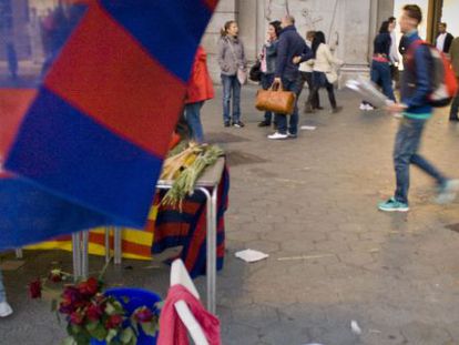 Uno de los puestos de rosas, luciendo la &#039;senyera&#039; y la bandera del Bar&ccedil;a, a &uacute;ltima hora de ayer. 