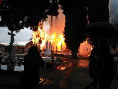 Dos unidades móviles de los bomberos extinguieron el incendio en Cacabelos, en El Bierzo