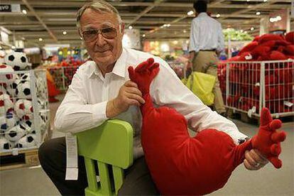 El fundador del grupo Ikea, Ingvar Kamprad, en uno de los centros de venta de la cadena sueca.