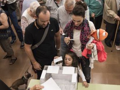 Votants exercint el dret a vot a Barcelona el 27 de setembre.