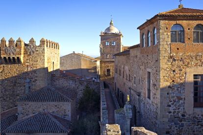 Los edificios medievales y renacentistas se suceden en el casco antiguo de Cáceres, ciudad declarada Patrimonio de la Humanidad.