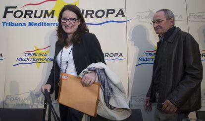 Mònica Oltra con Ramon Lapiedra al inicio del desayuno informativo del Fórum Europa.