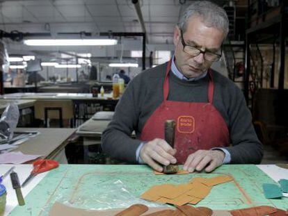 Un artesano trabaja en un taller de marroquiner&iacute;a de Ubrique (C&aacute;diz).