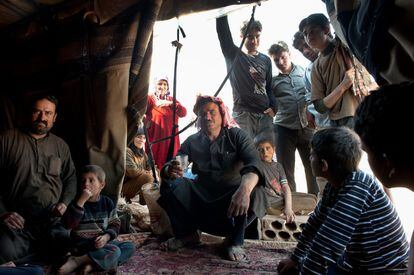 Refugiados sirios erigen un campamento entre el último control militar libanés, a 6 kilómetros de la frontera siria, huyendo del conflicto. Abril de 2014