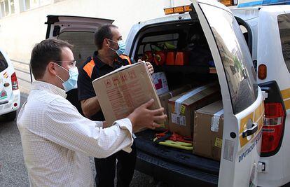 The deputy delegate of the Presidency, Fight against Depopulation and Tourism of the Almería Provincial Council, Fernando Giménez, during the distribution of hygienic-sanitary material to 98 municipalities of the province in August 2020.