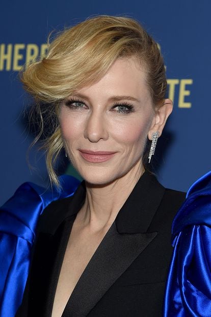 Cate Blanchett, con recogido que libera toda la parte frontal para hacer con ella un dramático flequillo lateral.