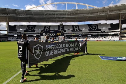 Los jugadores del Botafogo protestan contra la vuelta del fútbol en Río de Janeiro.