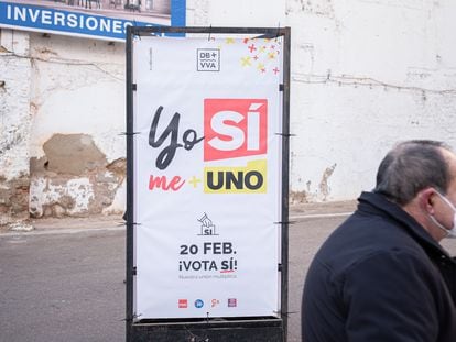 Cartel de de la campaña para el sí en el referéndum de unión de Don Benito y Villanueva de la Serena en una de las calles de Don Benito cercanas al ayuntamiento.