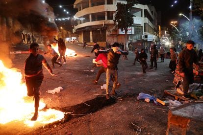 Manifestantes palestinos en un choque con las fuerzas israelíes en Hebrón, el sábado 16 de abril.