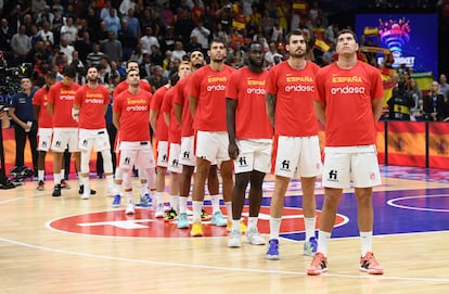 Los jugadores españoles escuchan el himno nacional antes del partido.