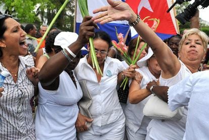 Decenas de seguidores del Gobierno de Raúl Castro impidien por tercer domingo consecutivo el desfile de las Damas de Blanco.