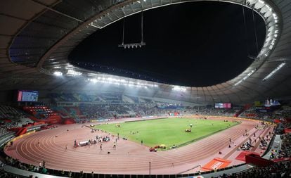 Las gradas medio vacías del Khalifa International Stadium.