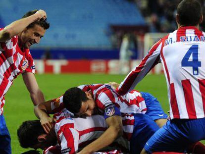 Jugadores del Atl&eacute;tico de Madrid, el club con mayor deuda a Hacienda, celebran un gol contra el Valencia.