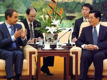 Rodríguez Zapatero conversa con el presidente chino, Hu Jintao, en el Gran Palacio del Pueblo.