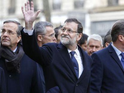 Rajoy (centro), junto a Samar&aacute;s y Cameron en la marcha francesa.