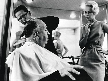 Tippi Hedren, junto a Alfred Hitchcock, en un descanso del rodaje de 'Los pájaros', en el año 1962.