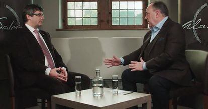 Carles Puigdemont és entrevistat a la televisió russa Russia Today (RT) per Alex Salmond, exlíder del Partit Nacional Escocès, durant la seva estada (fugida) a Brussel·les (Bèlgica), el 16 de novembre de 2017.