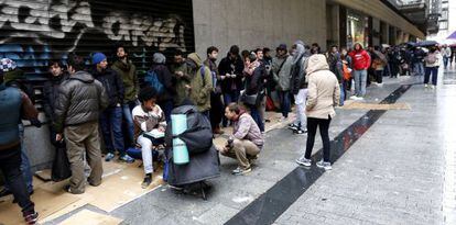 Colas en Madrid para sacar entradas para el concierto de los Rolling Stones del pr&oacute;ximo 25 de junio en el Bernabeu. 