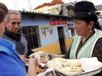 Una ecuatoriana vende &lsquo;choclos&rsquo; (ma&iacute;z cocinado) en Zumbahua. 