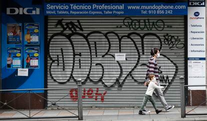 Una tienda cerrada por las medidas contra el coronavirus en la calle Bravo Murillo de Madrid, esta semana.