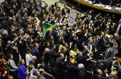 Diputados celebran la formación de la comisión que estudiará el 'impeachment'.