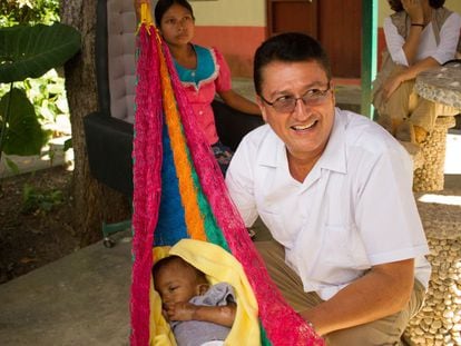 El doctor Carlos Arriola junto a un paciente del centro Bethania en Jocotán, Guatemala.
