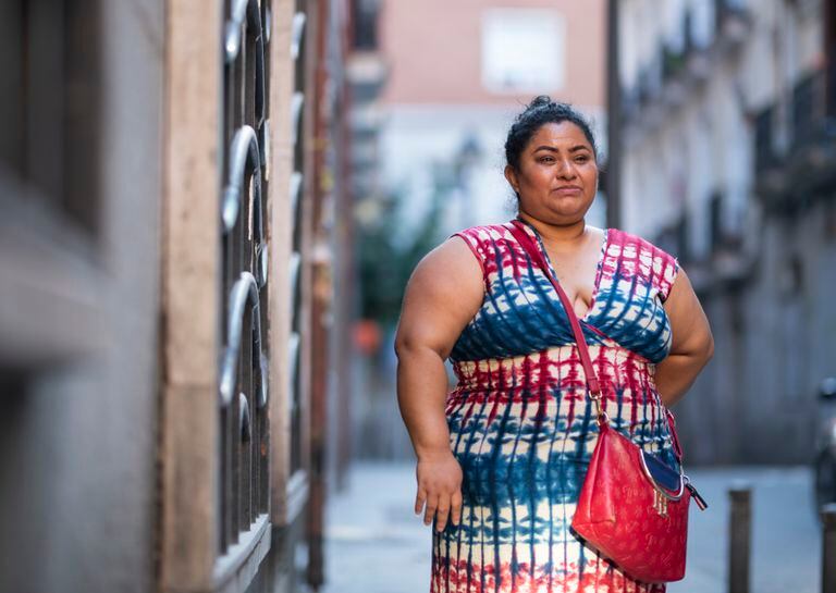 Jeni Riofrío, en el barrio de Madrid donde vive, cuenta los días restantes para que se acabe el alquiler del departamento donde vive con su hija de 16 años. Ella es una de las mujeres que espera poder acceder al ingreso vital mínimo.