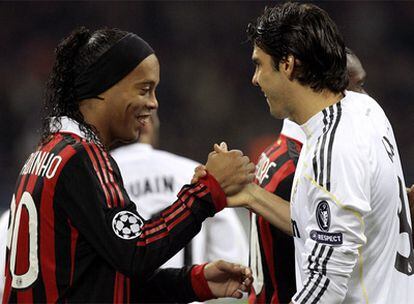 Kaká y Ronaldinho se saludan al comienzo del encuentro