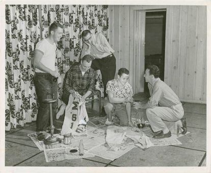 Varios alumnos de la promoción de 1961 de Purdue mientras creaban sus ‘senior cords’.
