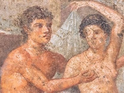 Fresco romano en un prostíbulo de Pompeya, en el que un hombre toca el pecho a una prostituta.