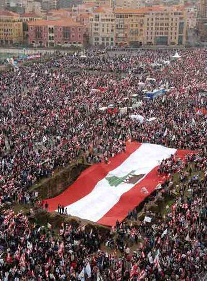 Bandera de Líbano desplegada por los manifestantes en la plaza de los Mártires, ayer en Beirut.