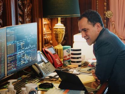 El secretario mexicano de Hacienda, Arturo Herrera, en su despacho durante una conversación por teléfono.