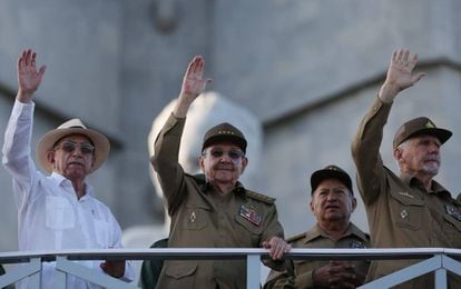 Raúl Castro, entre Jose Ramon Machado (izquierda) y Ramiro Valdés, en enero de 2017 en la celebración del 61º aniversario del desembarco del 'Granma'. Entre Castro y Valdés, en segundo término, el general Guillermo García.