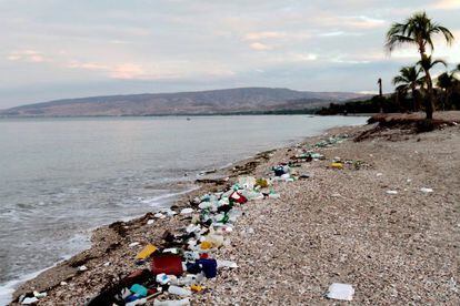 Plásticos en una playa de Haití