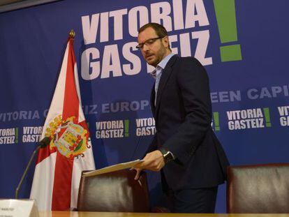 Javier Maroto, en el inicio de la rueda de prensa ofrecida en Vitoria.