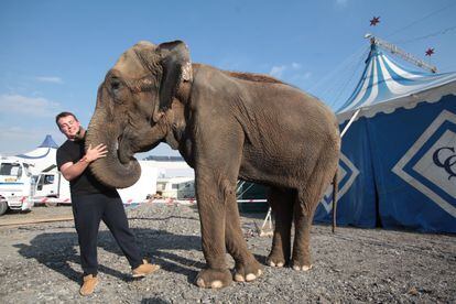 El gerente del Circo Queirós, Nacho Pedrera,  junto a su elefanta Dumba, en una foto de archivo.