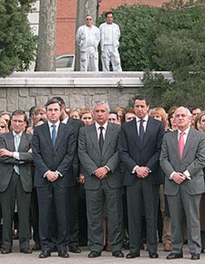 Ángel Acebes, Javier Arenas y Eduardo Zaplana guardan un minuto de silencio en La Moncloa.

 

/ MIGUEL GENER