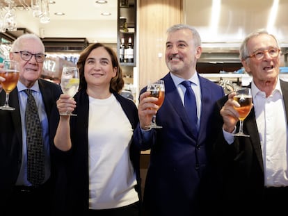 Los candidatos a la alcaldía de Barcelona, Ernest Maragall (ERC), Ada Colau (BComú), Jaume Collboni (PSC) y Xavier Trias (Junts), durante el tradicional vermut conjunto en el Mercat de la Boquería, este viernes.