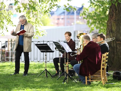 Varios músicos en una misa en el jardín de una iglesia de Estocolmo por el día de la Ascensión.