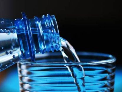 Fin de la ‘guerra del agua’: una teleoperadora condenada a suministrar botellas de agua mineral a su plantilla