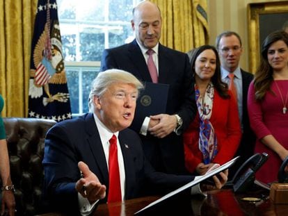 Trump, tras firmar el decreto de revisi&oacute;n de la Dodd-Frank.