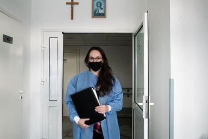 Kasia P. est bénévole dans l'un des hôpitaux de la région de Podlachie.  Leur travail consiste à s'assurer que les réfugiés hospitalisés, toujours surveillés par des gardes-frontières pendant leur séjour au centre, reçoivent l'aide et les informations nécessaires.  Il faut souvent s'assurer que la personne a accès à un traducteur pour qu'elle ne vous fasse pas signer une déclaration volontaire à votre insu.  