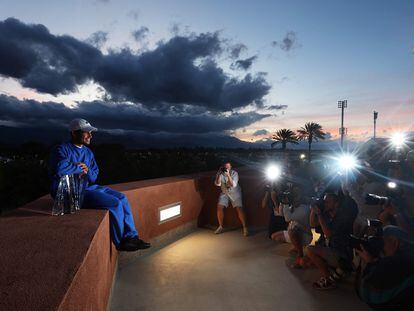 Indian Wells 2023: Alcaraz posa para los fotógrafos con el trofeo de campeón