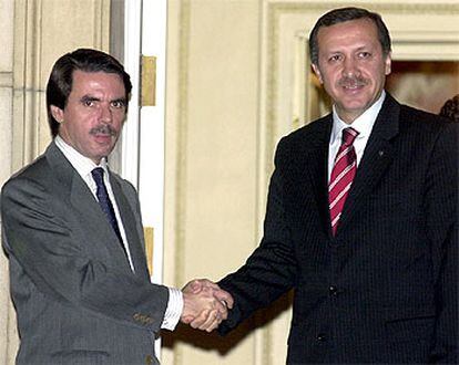 José María Aznar saluda a Recep Tayyip Erdogan ayer en Moncloa.